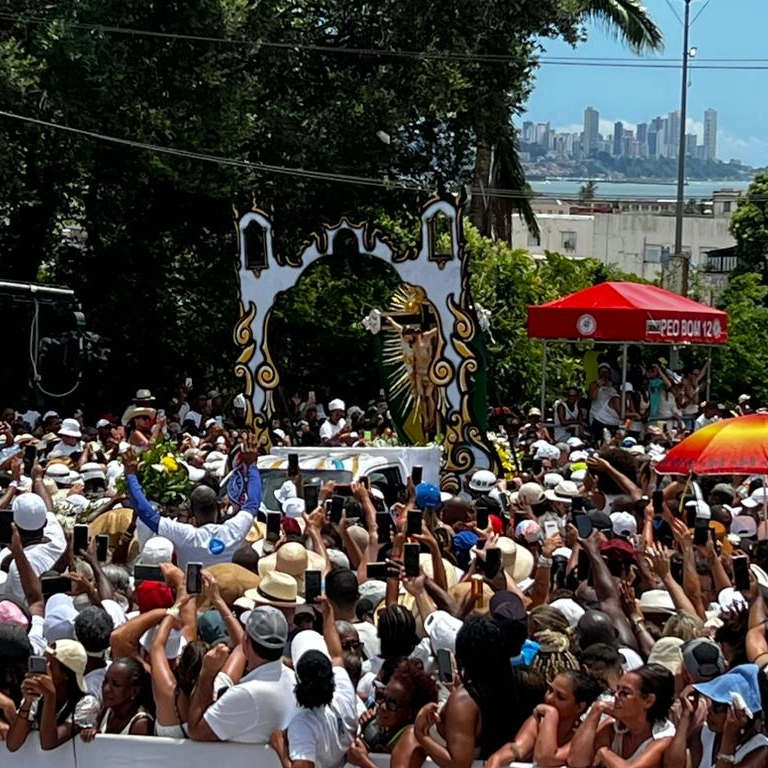 Fiéis passam mal durante Lavagem do Bonfim por conta do calor