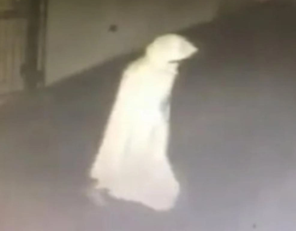 Fantasma? Homem cobre corpo com lençol branco e furta bicileta em prédio de bairro nobre de Salvador