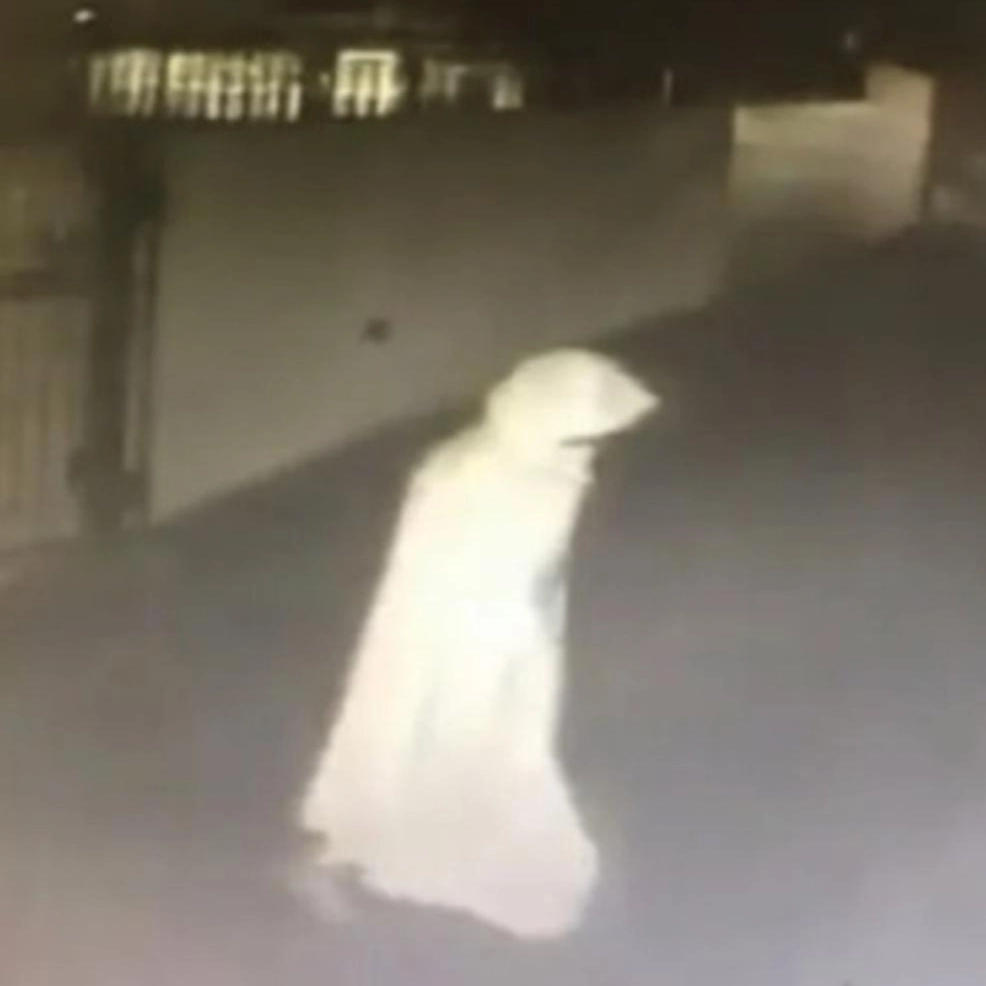 Fantasma? Homem cobre corpo com lençol branco e furta bicileta em prédio de bairro nobre de Salvador