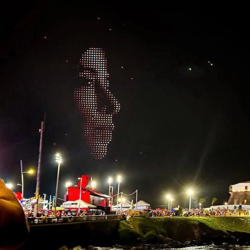 Em noite de Oscar rosto de Fernanda Torres é projetado por drones no carnaval de Salvador