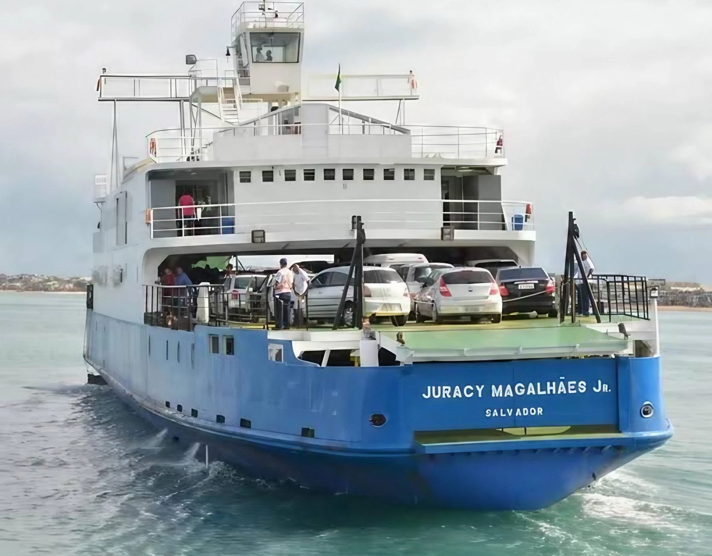 Afim de virar atração turística, ferry-boat será afundado no mar da Bahia