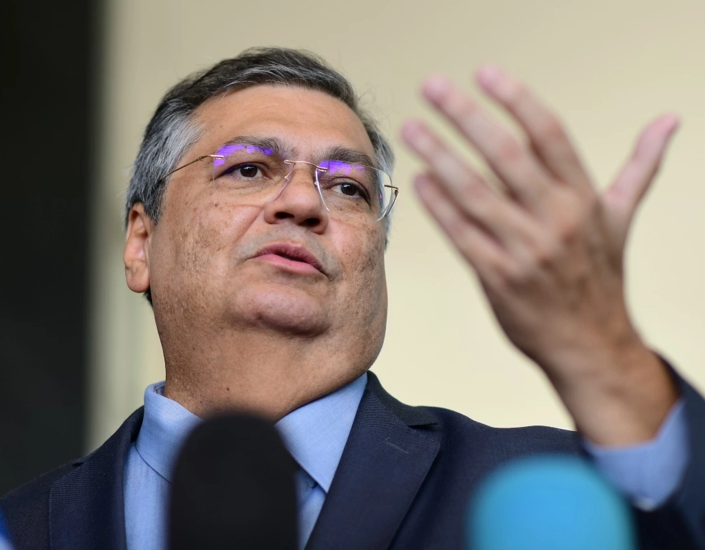Dino vota por benefício do INSS a mulheres afastadas do trabalho por violência doméstica