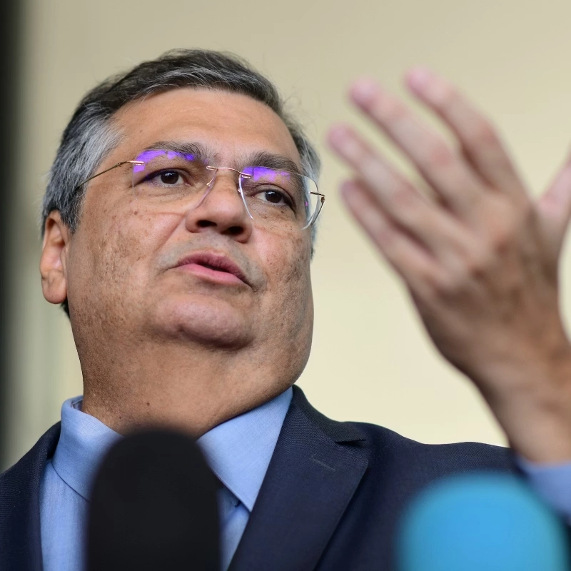 Dino vota por benefício do INSS a mulheres afastadas do trabalho por violência doméstica
