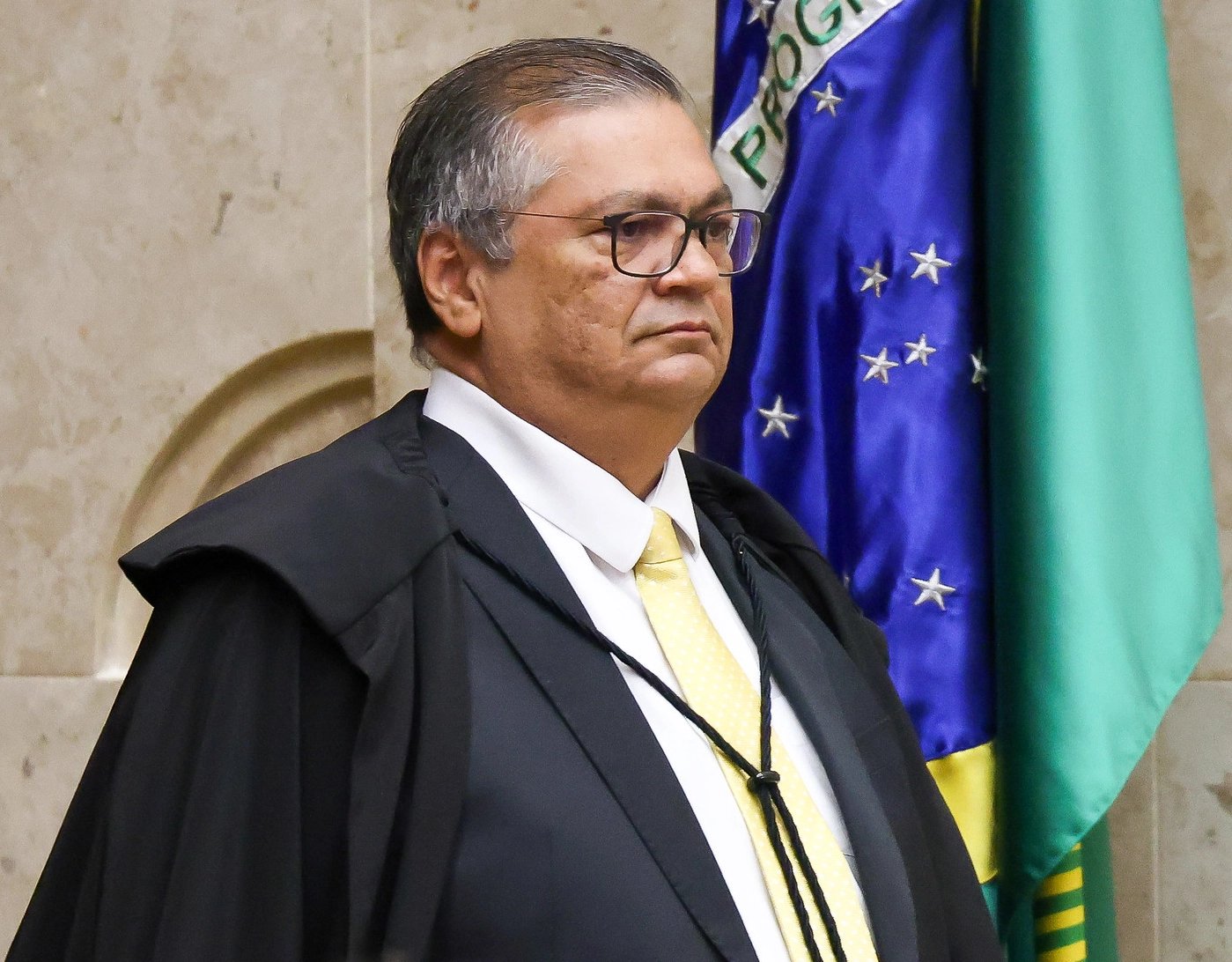 Moraes manda redes sociais entregarem dados de perfis que ameaçaram Flávio Dino