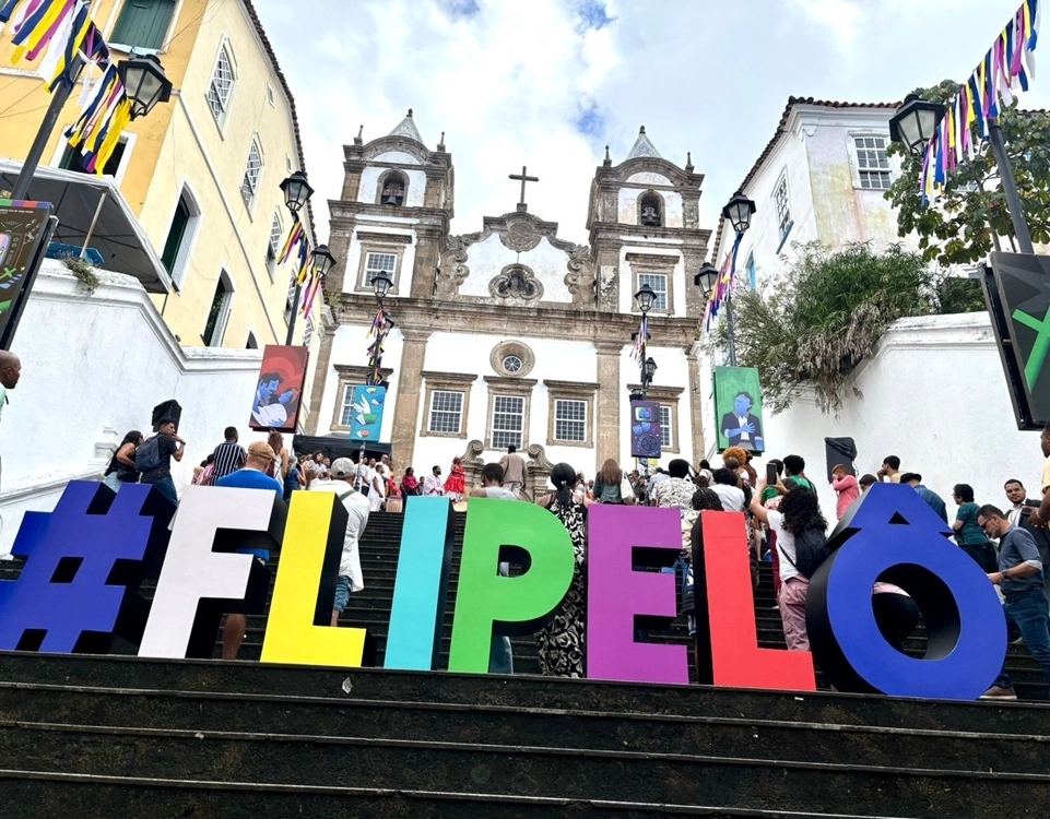 Flipelô leva teatro ao Pelourinho e atrai multidão na abertura da 9ª edição