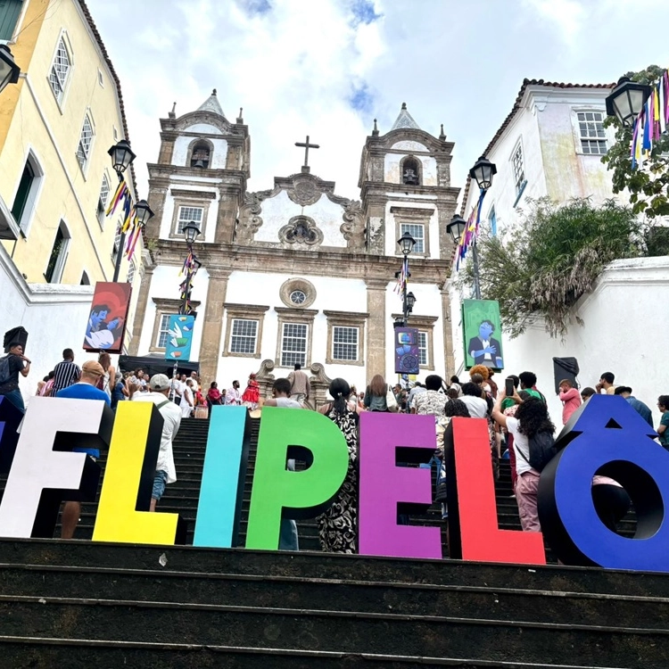 Flipelô leva teatro ao Pelourinho e atrai multidão na abertura da 9ª edição