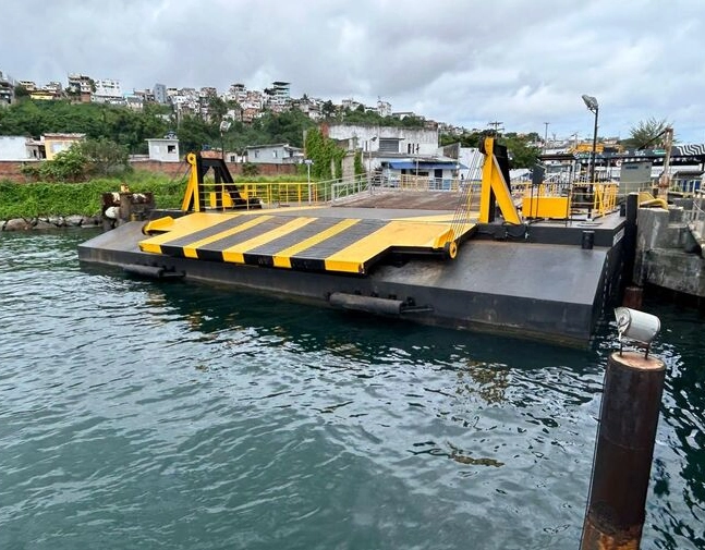 Concluída instalação do novo flutuante de atracação do Ferry-Boat de Salvador