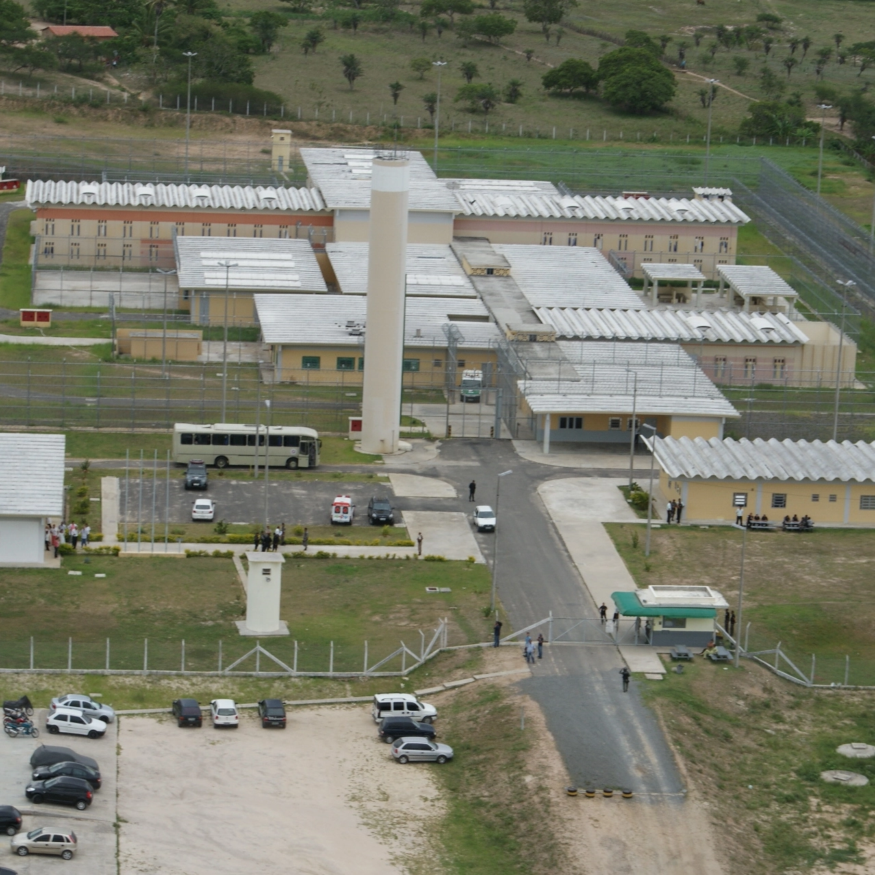 Jerônimo exonera diretores do presídio de Serrinha dias após sindicâncias apurarem mortes de presos