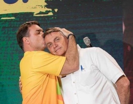 Flávio Bolsonaro afirma ser escolha do pai para Presidência em 2026