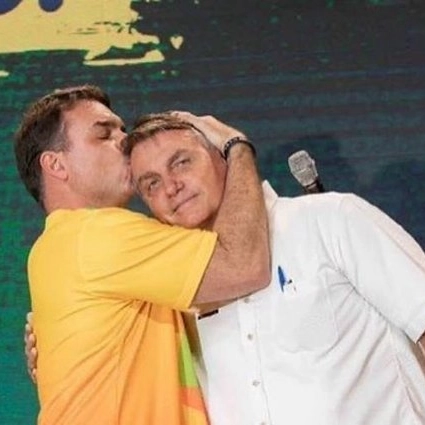 Flávio Bolsonaro afirma ser escolha do pai para Presidência em 2026