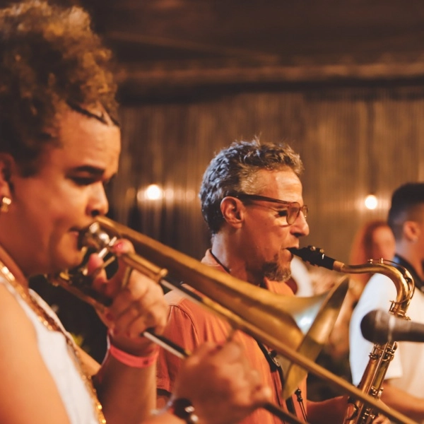 Saia de casa, com Doris Pinheiro: música, comida e teatro