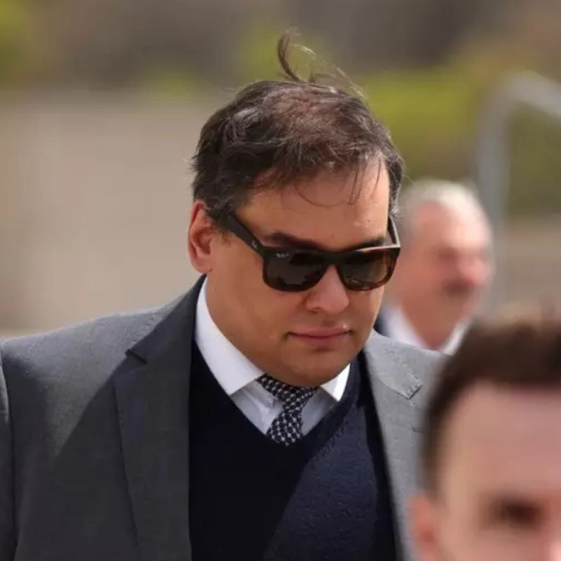 George Santos é preso nos EUA e começa a cumprir pena por fraude e falsidade ideológica