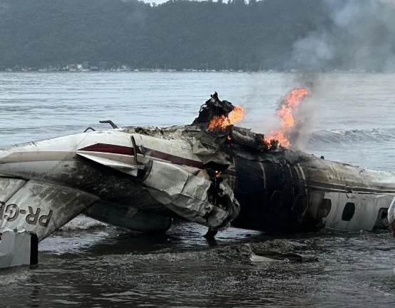 Avião atravessa pista movimentada e cai na praia, em Ubatuba