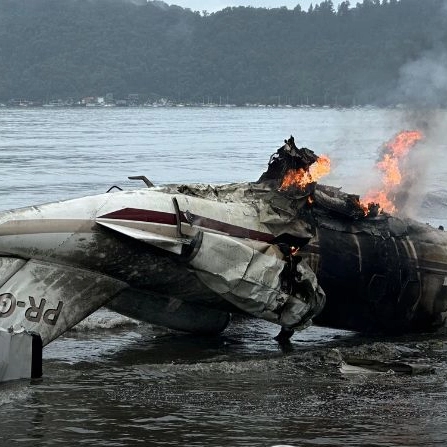 Avião atravessa pista movimentada e cai na praia, em Ubatuba