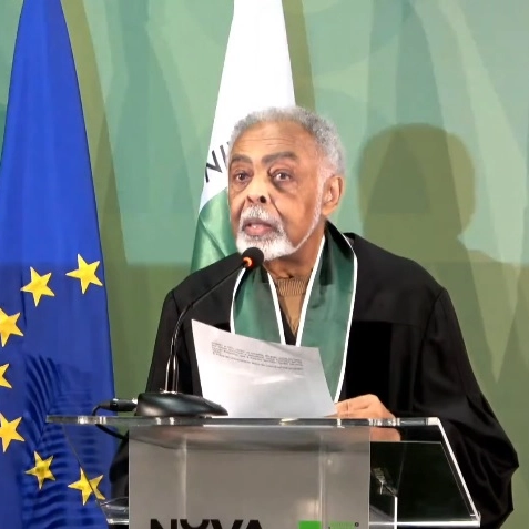 Gilberto Gil recebe título "doutor honoris causa" em Portugal; "gesto de amor"