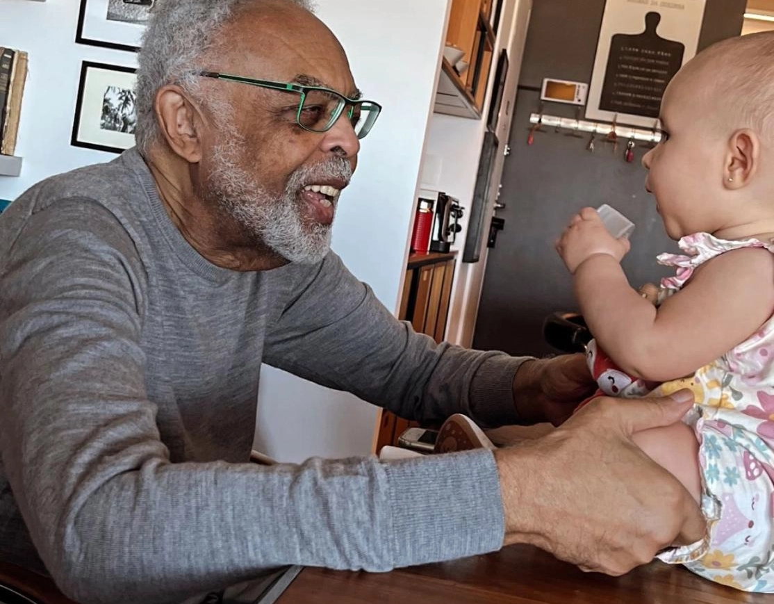 Gilberto Gil posta momento fofo com a bisneta Aurora