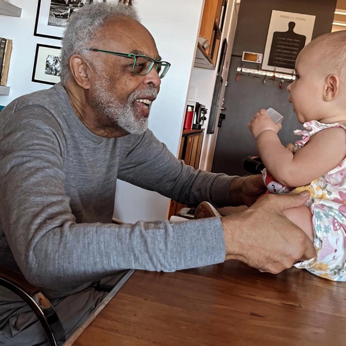 Gilberto Gil posta momento fofo com a bisneta Aurora