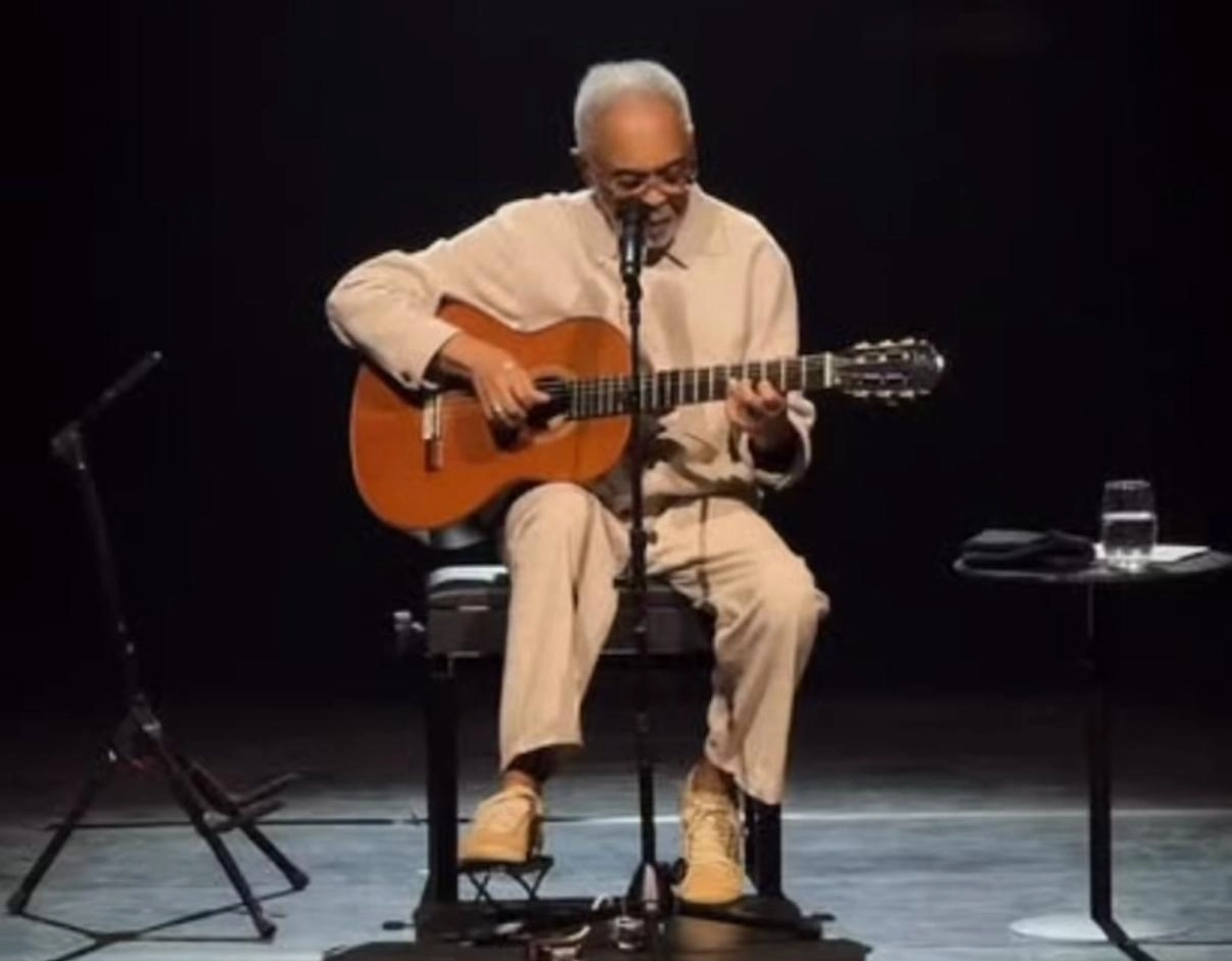 Assista: Gilberto Gil volta aos palcos após morte de Preta Gil