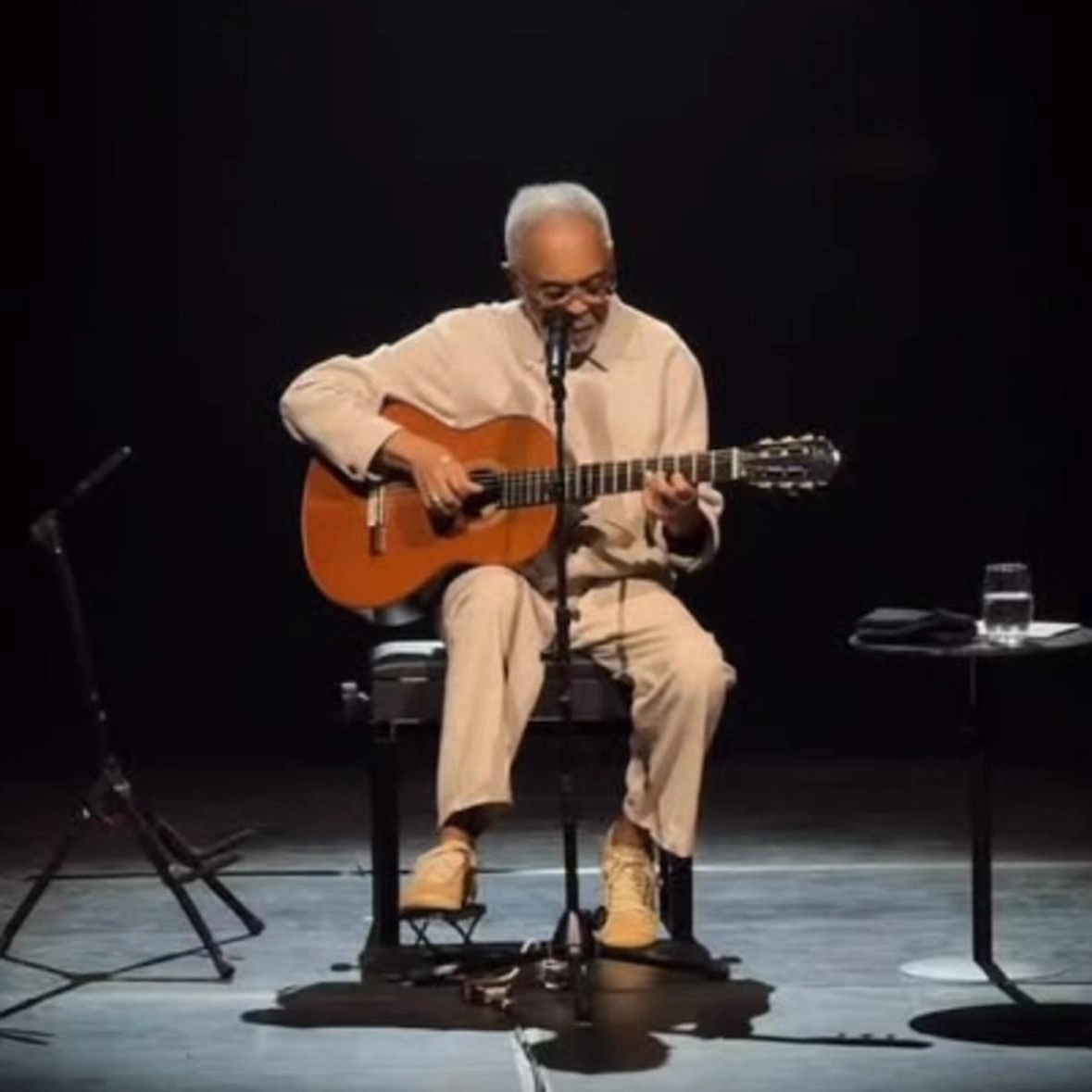 Assista: Gilberto Gil volta aos palcos após morte de Preta Gil