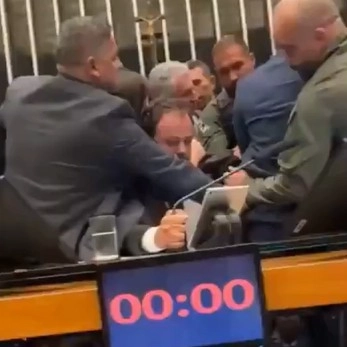 Glauber Braga ocupa mesa mesa diretora da Câmara e é retirado à força pela Polícia Legislativa