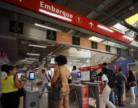 Homem toca em partes íntimas de mulher no metrô de Salvador, é filmado e acaba preso