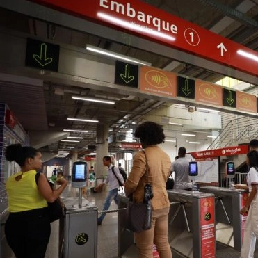 Homem toca em partes íntimas de mulher no metrô de Salvador, é filmado e acaba preso