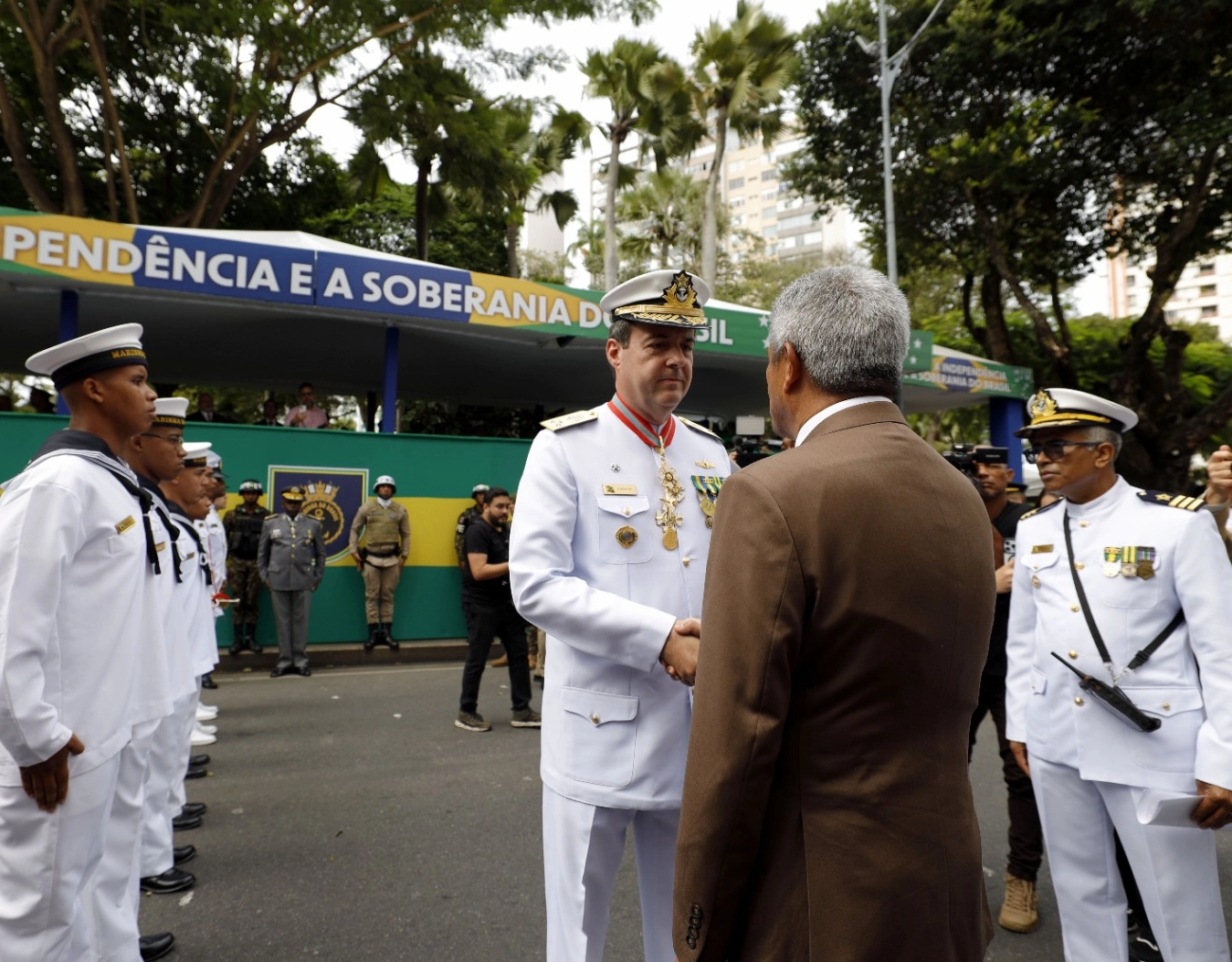 Jerônimo Rodrigues participa de desfile da Independência em Salvador