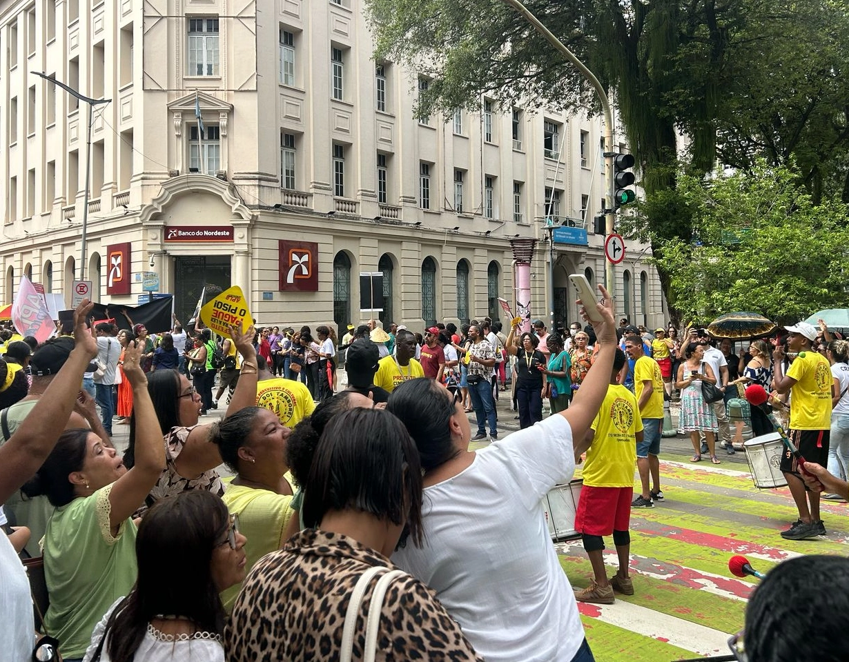 Em greve, servidores da Prefeitura de Salvador fazem ato no Comércio