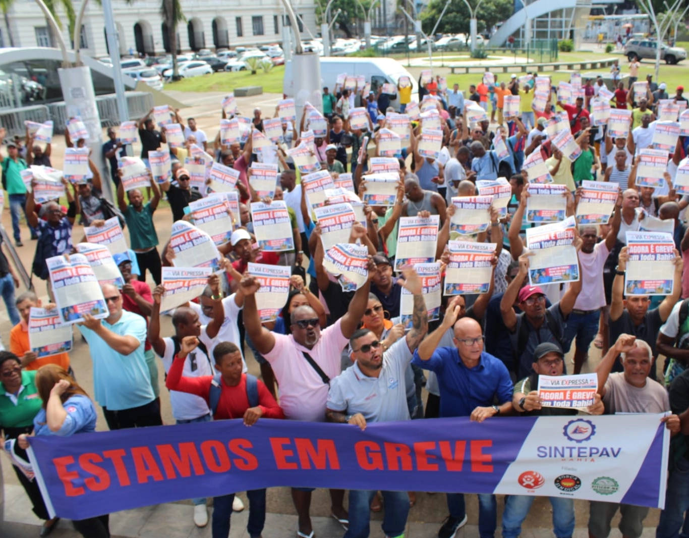 Trabalhadores da Construção Pesada deflagram greve por tempo indeterminado em toda Bahia