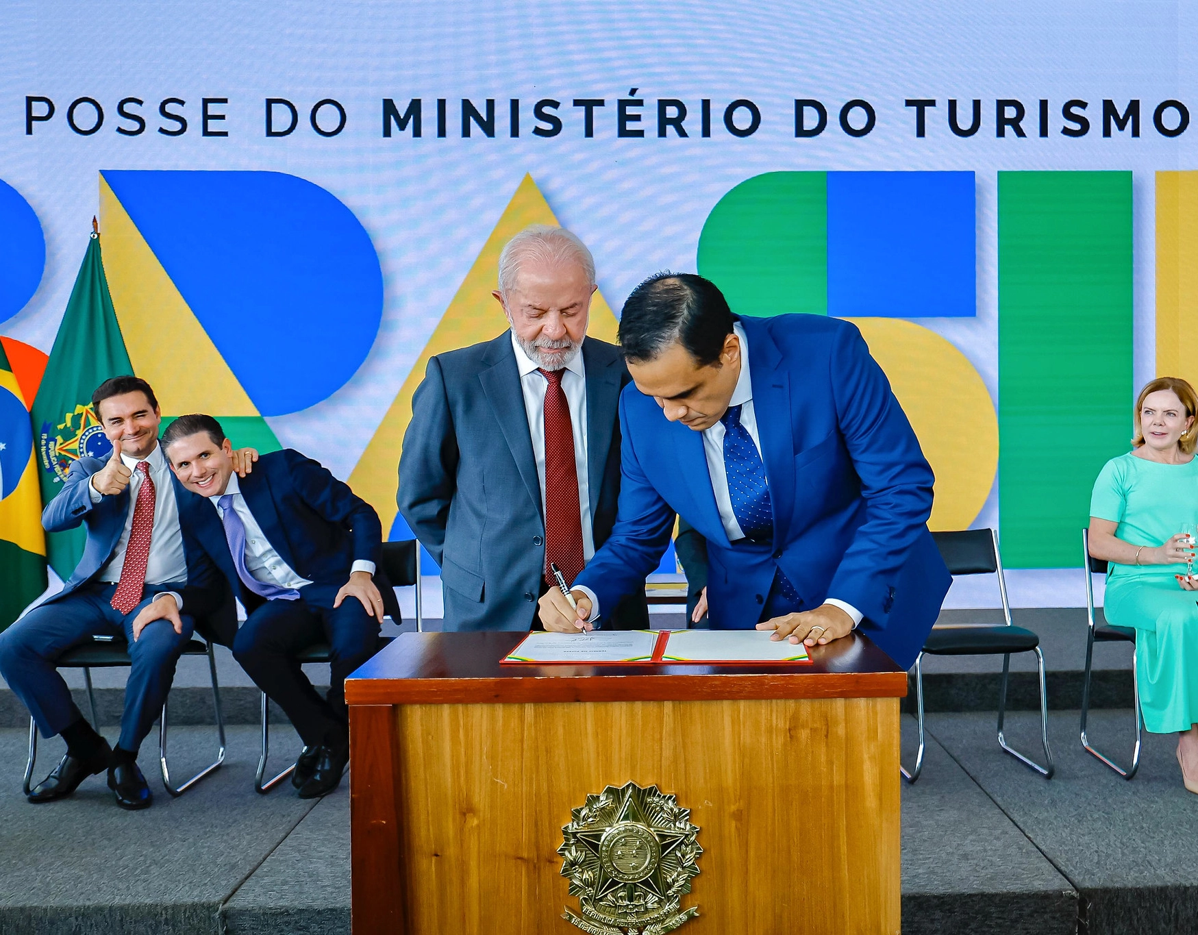 Gustavo Feliciano é empossado como novo ministro do Turismo