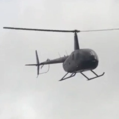 Em meio à chuva, helicóptero pousa em praia no sul da Bahia