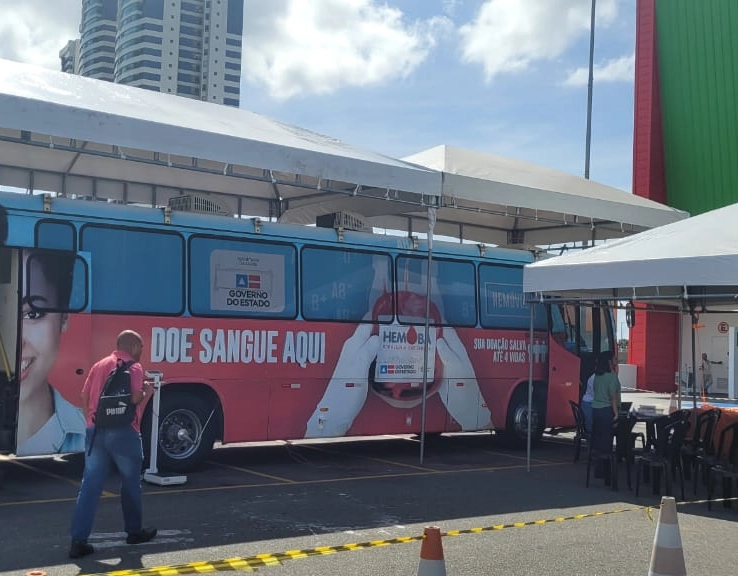 Hemóvel estaciona na Paralela para receber doação de sangue