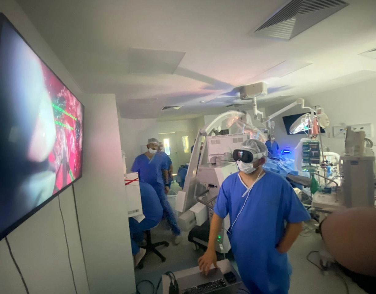 Hospital em Feira de Santana é o primeiro no Brasil a usar óculos de realidade virtual da Apple em neurocirurgias