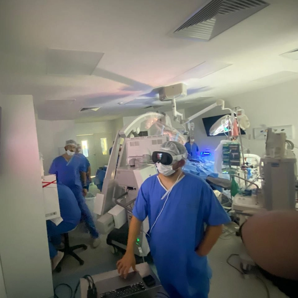 Hospital em Feira de Santana é o primeiro no Brasil a usar óculos de realidade virtual da Apple em neurocirurgias