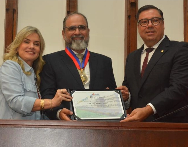 ALBA homenageia superintendente do Martagão Gesteira com a Comenda 2 de Julho