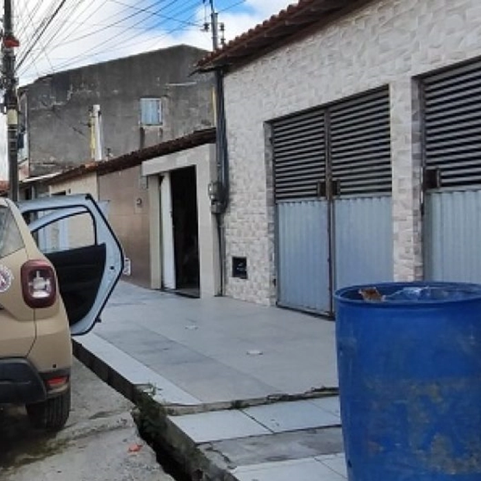 Homem é preso após matar amigo, esconder debaixo do sofá e jogar na rua