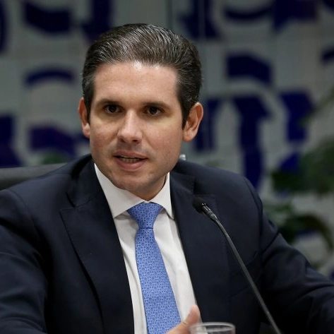 Hugo Motta envia à CCJ PEC que acaba com escala 6x1 na Câmara