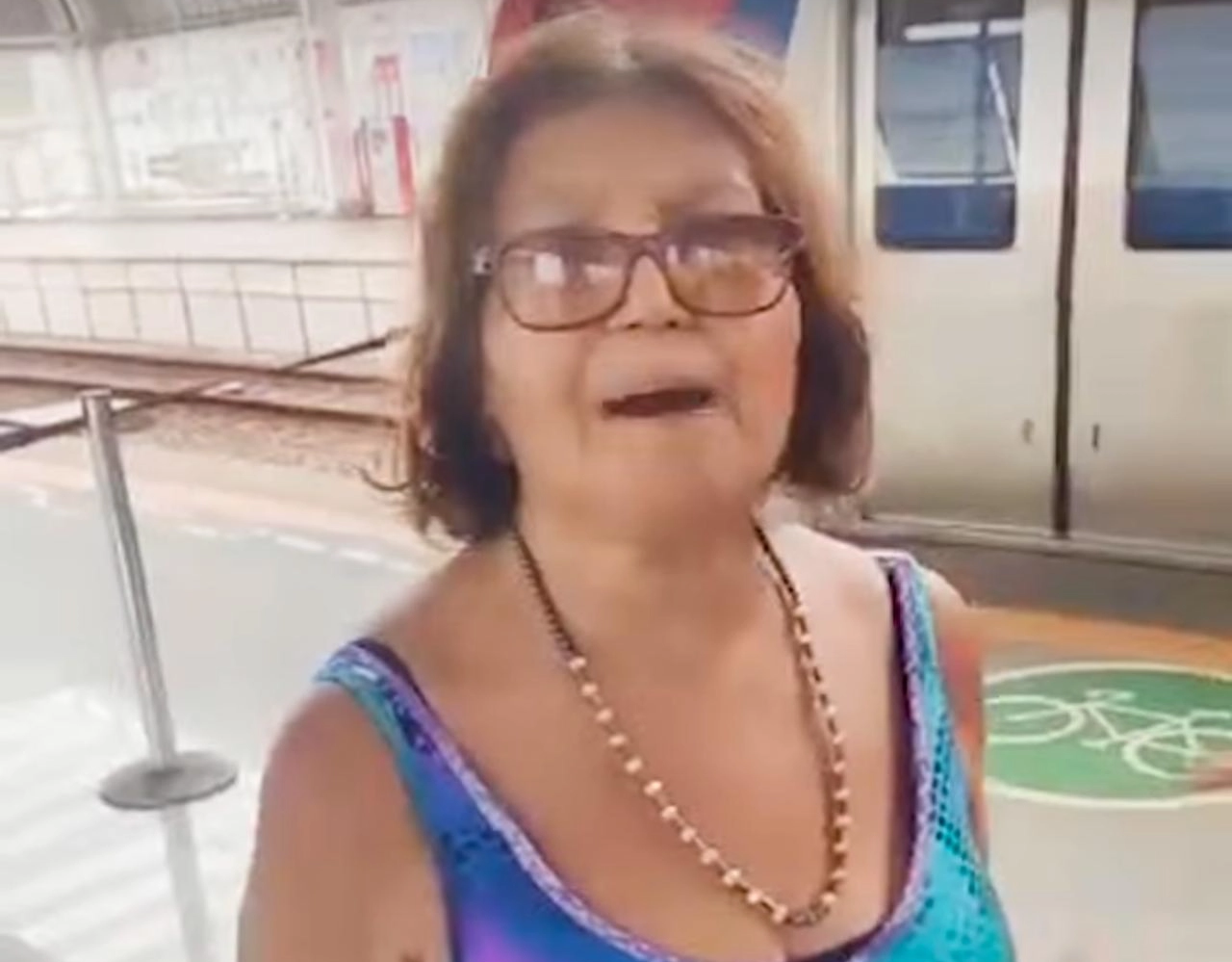 Idosa presa por injúria racial no metrô de Salvador é liberada após audiência de custódia