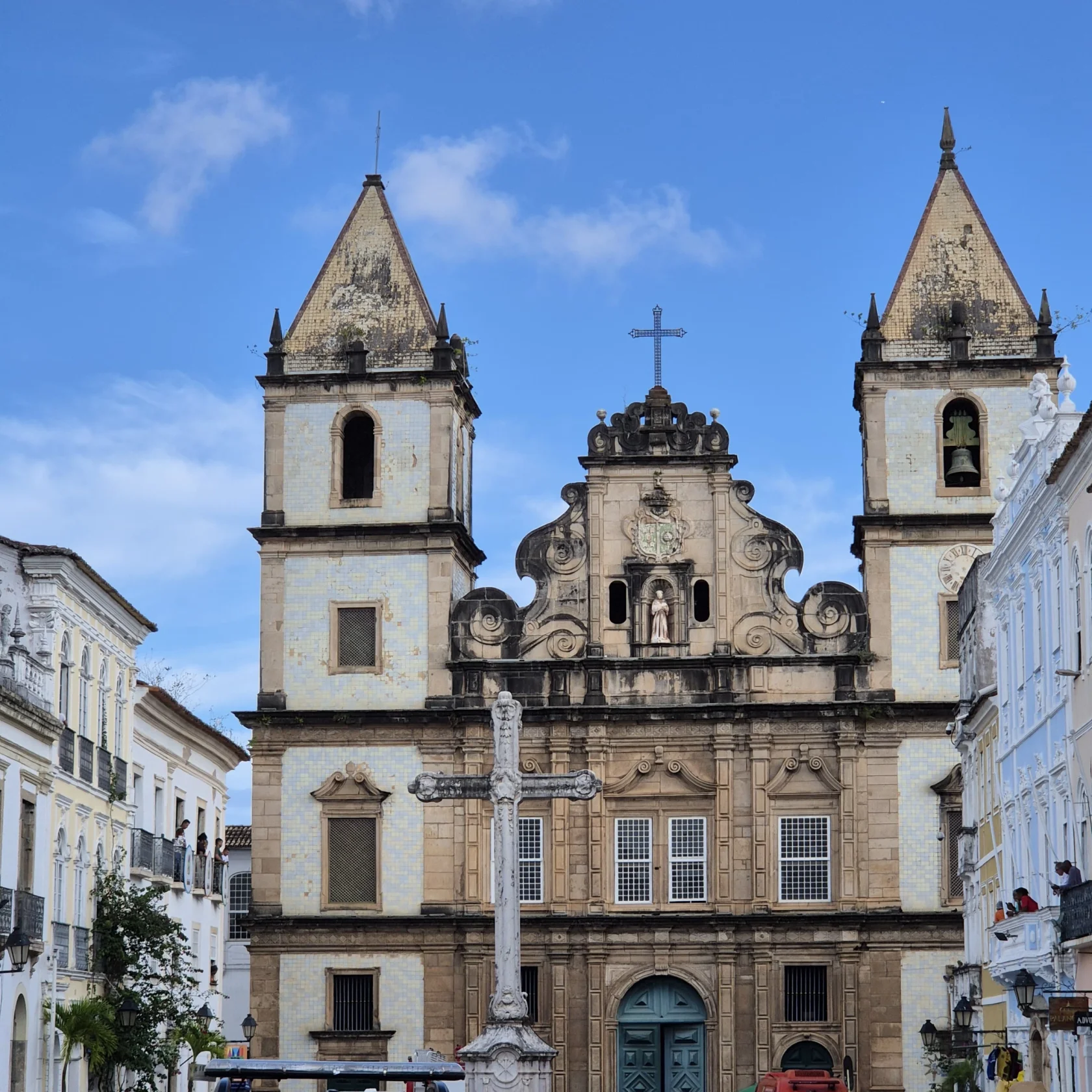 Feridos no desabamento da Igreja de São Francisco eram amigos e estavam a passeio na cidade