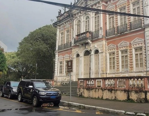 PF cumpre mandados contra políticos em Ilhéus, Coité e Salvador; veja detalhes