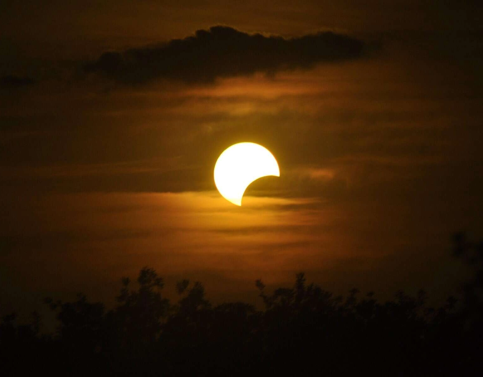 Segundo eclipse solar de 2025 acontece neste domingo