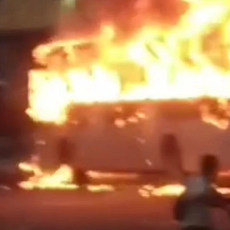 Ônibus é incendiado por bandidos em Salvador