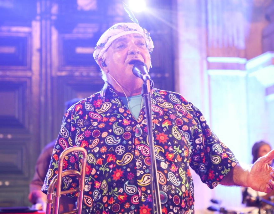 Gerônimo realiza show com participação de cantoras baianas em homenagem ao 2 de Julho