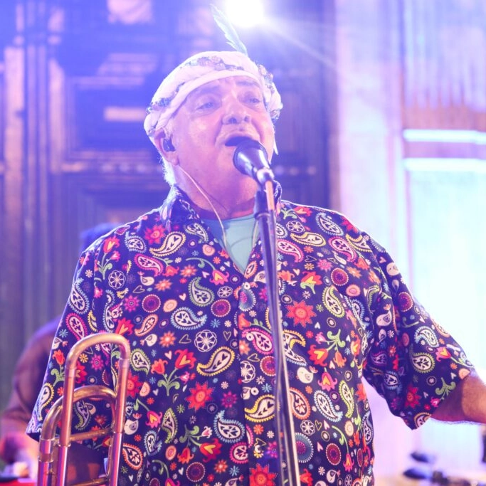 Gerônimo realiza show com participação de cantoras baianas em homenagem ao 2 de Julho