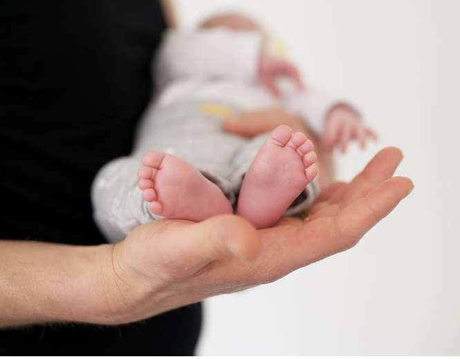 Justiça concede liberdade a homem que agrediu bebê por confundi-la com boneca "reborn"