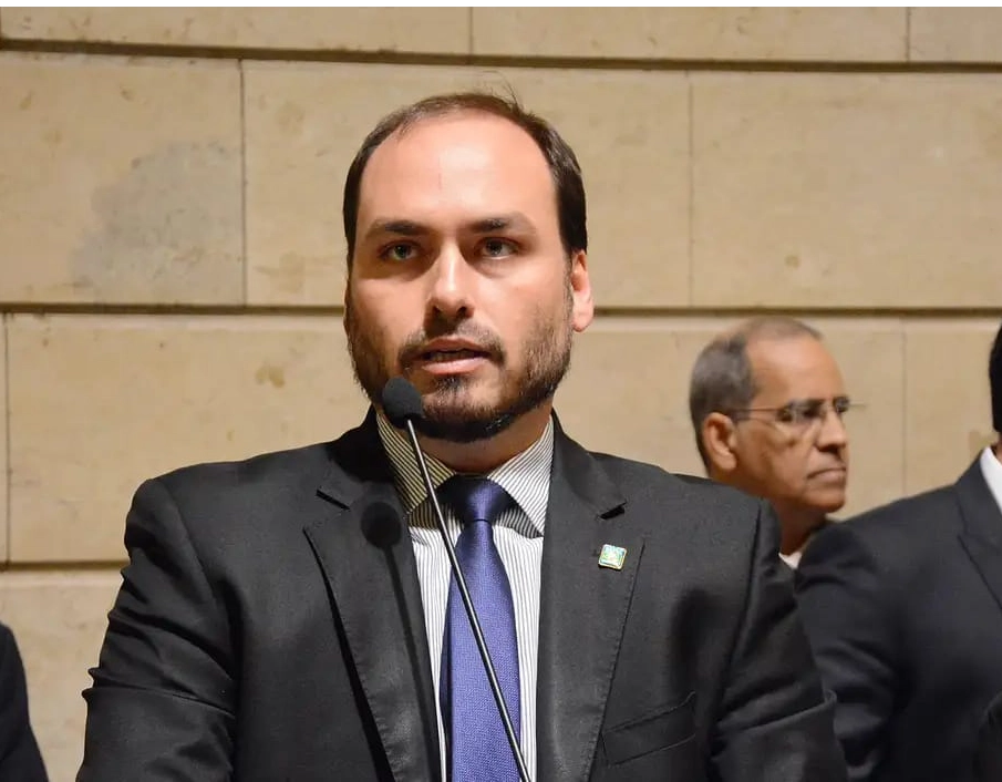 PF diz que Bolsonaro e Carlos integravam organização criminosa na Abin