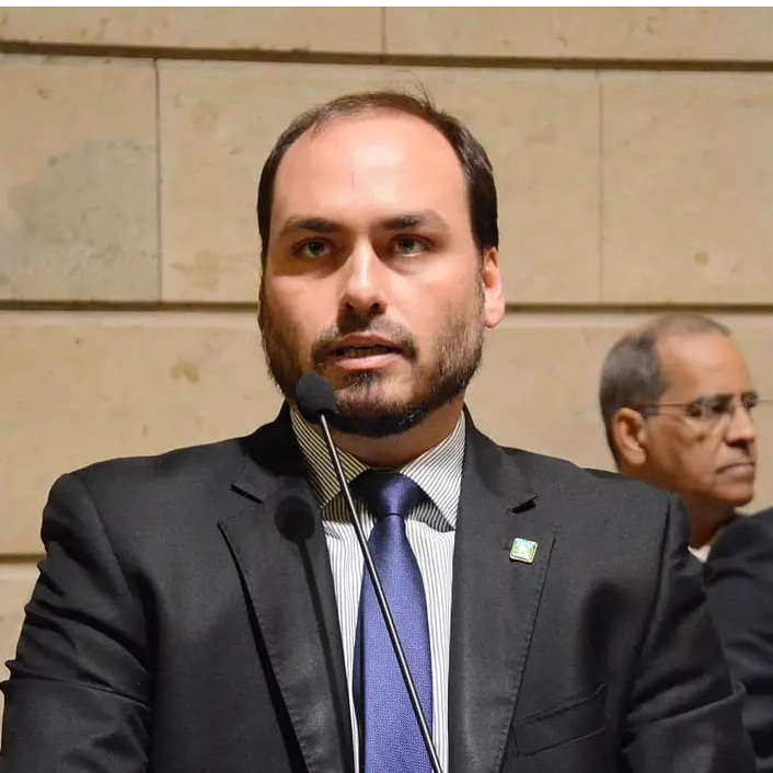 PF diz que Bolsonaro e Carlos integravam organização criminosa na Abin