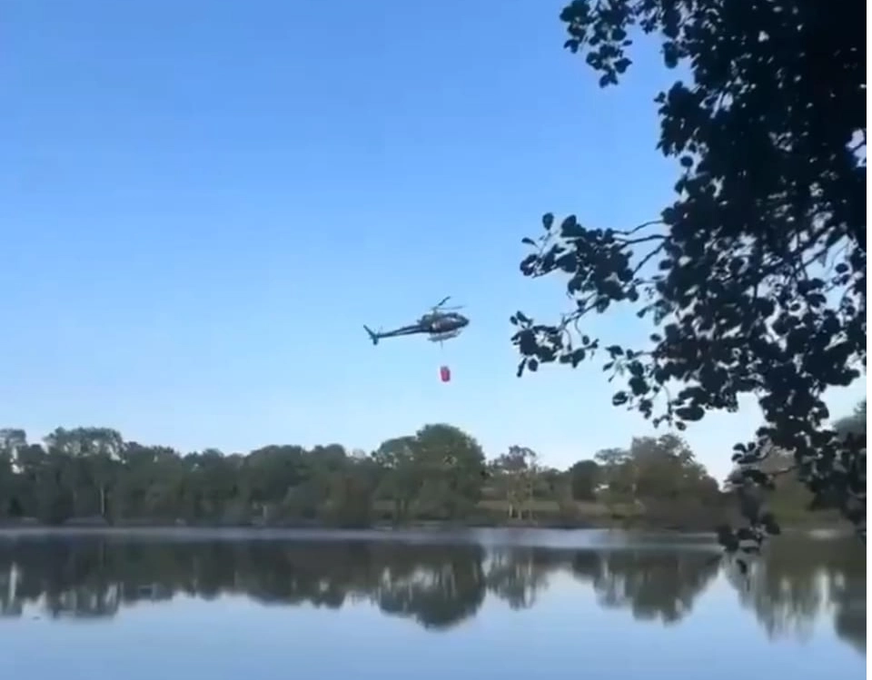 Helicóptero cai em lago na França durante combate a incêndio