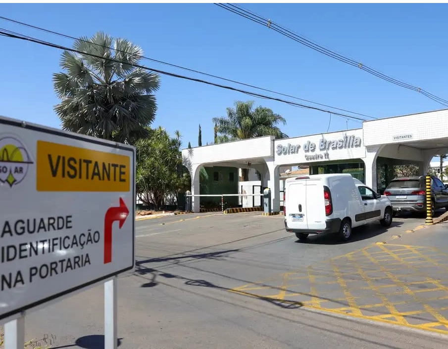 Moraes manda vistoriar carros e área externa da casa de Bolsonaro