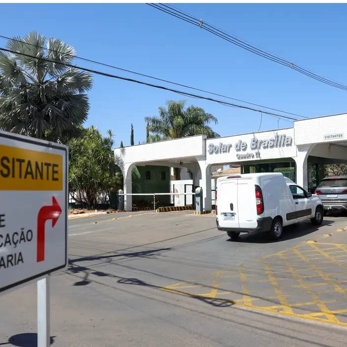 Moraes manda vistoriar carros e área externa da casa de Bolsonaro